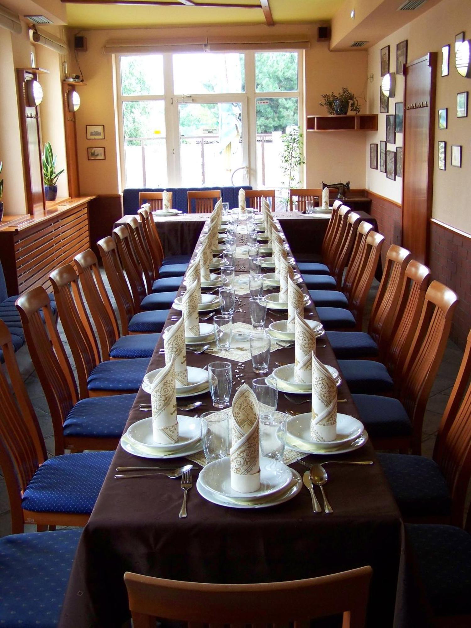 Restaurace A Penzion Garnet ออลอโมตซ์ ภายนอก รูปภาพ