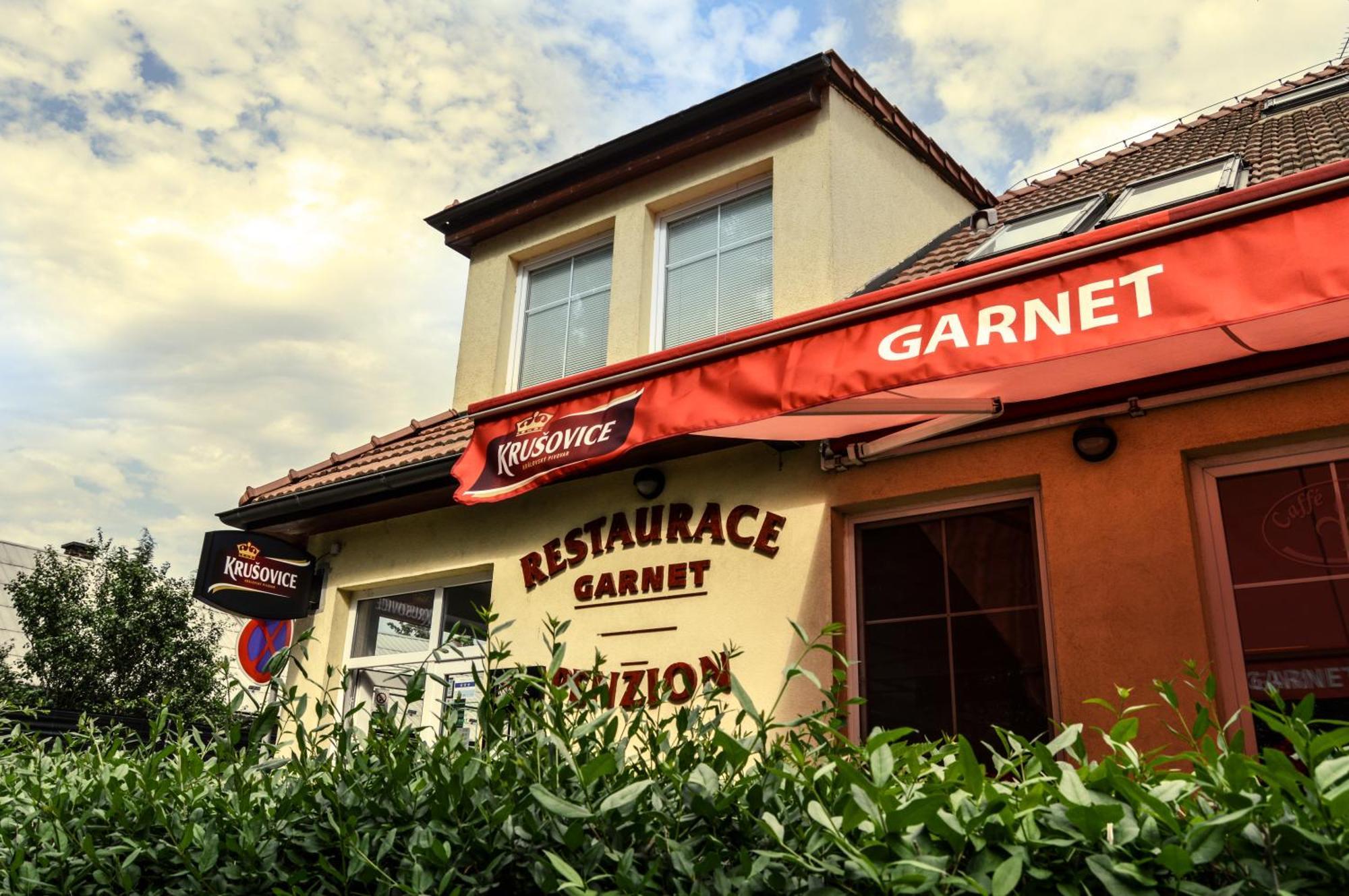 Restaurace A Penzion Garnet ออลอโมตซ์ ภายนอก รูปภาพ