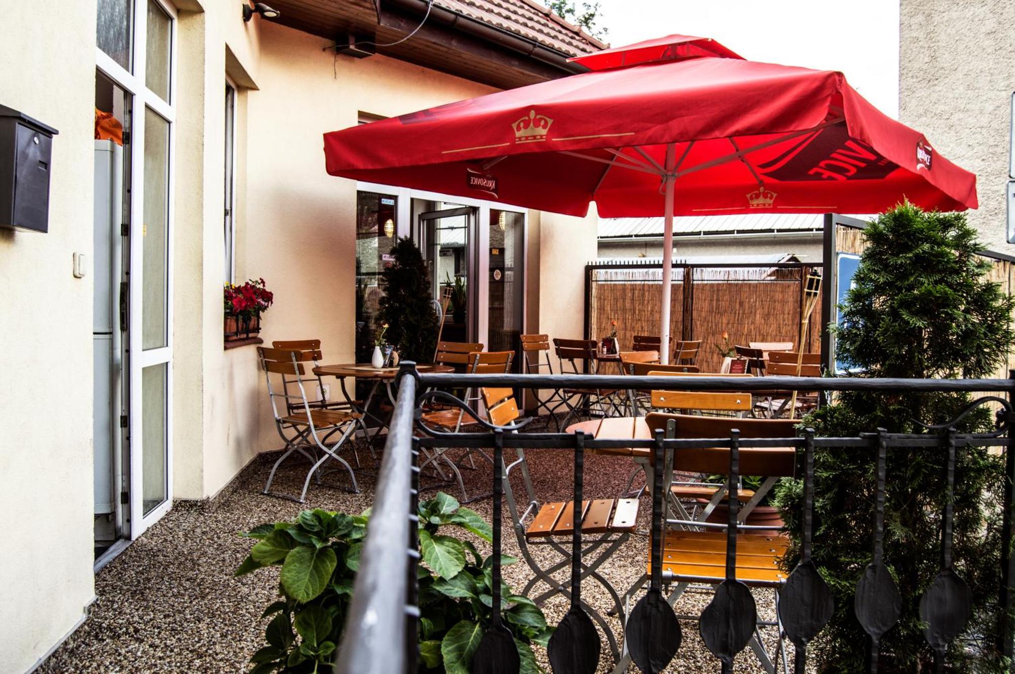 Restaurace A Penzion Garnet ออลอโมตซ์ ภายนอก รูปภาพ