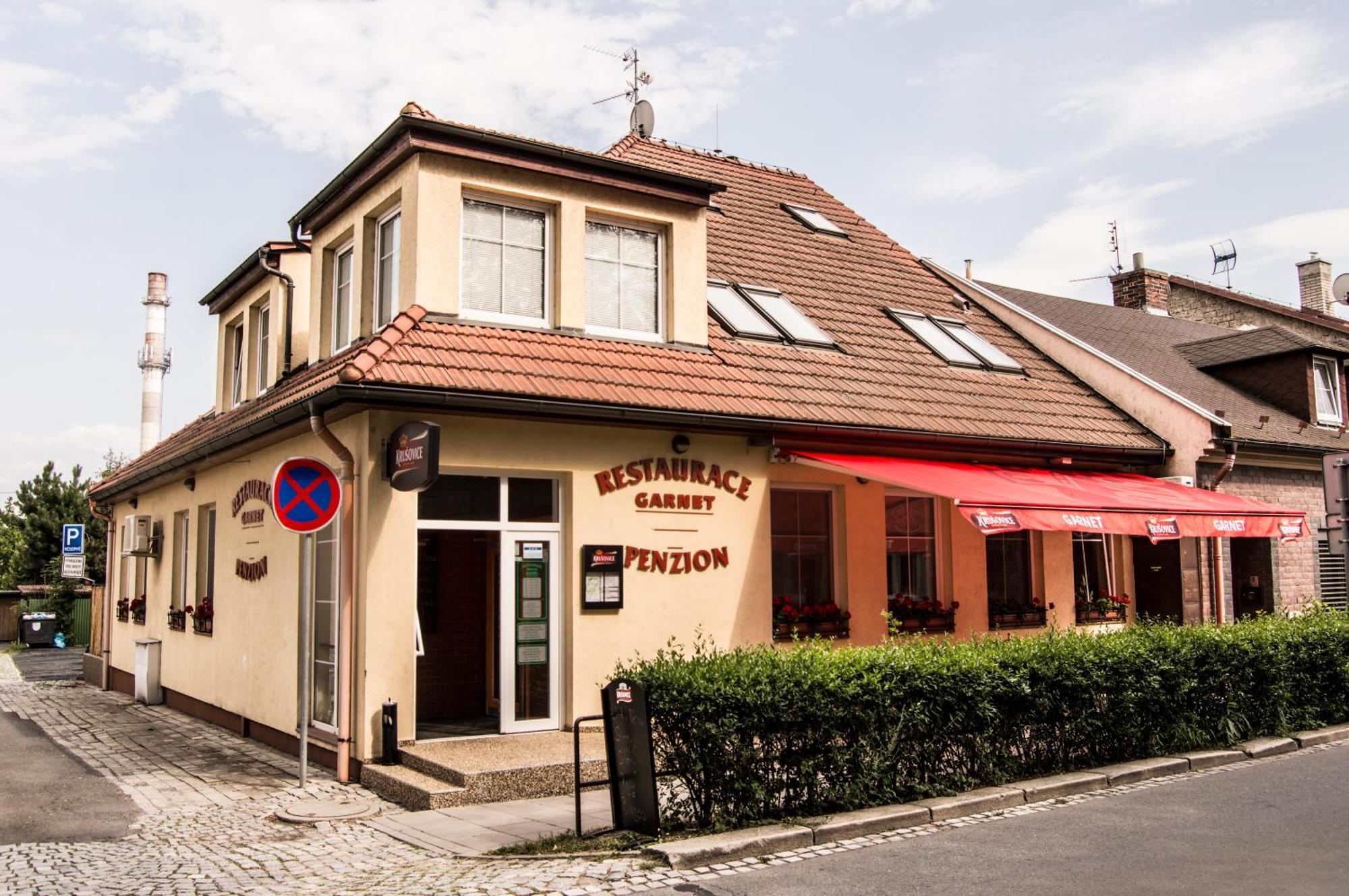 Restaurace A Penzion Garnet ออลอโมตซ์ ภายนอก รูปภาพ